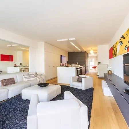 Huswell - Modern At The With Parking *